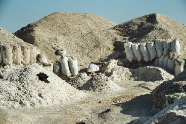 Aan de oever van het meer liggen 
tonnen zout te wachten om in zakken gestopt en verkocht te worden